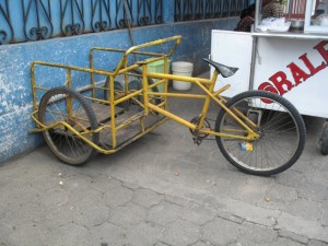 Dieser Dreiradtyp wird sehr häufig für mobile Verkaufsstände benutzt, ich muss mal schauen wer die herstellt...